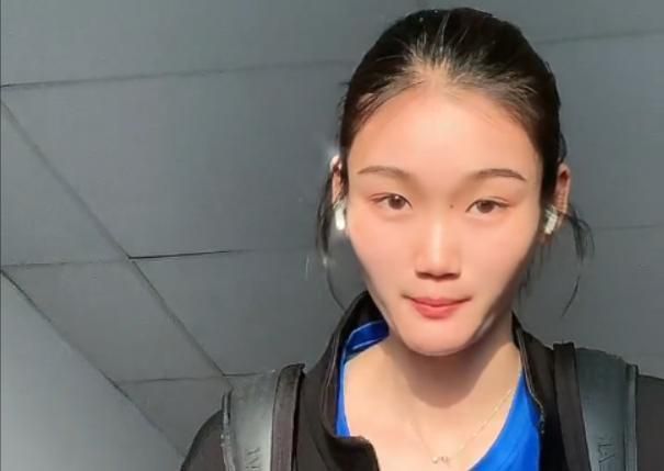 和采访一起来的少女